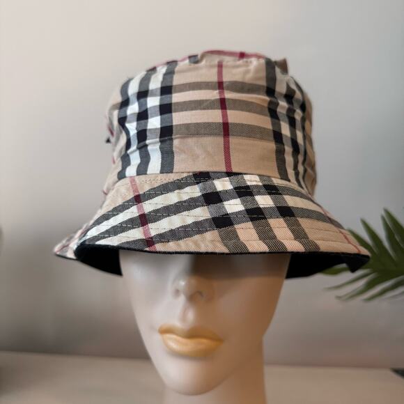 Auth reversible Burberry London bucket hat with storage pouch unisex. - Picture 3 of 7